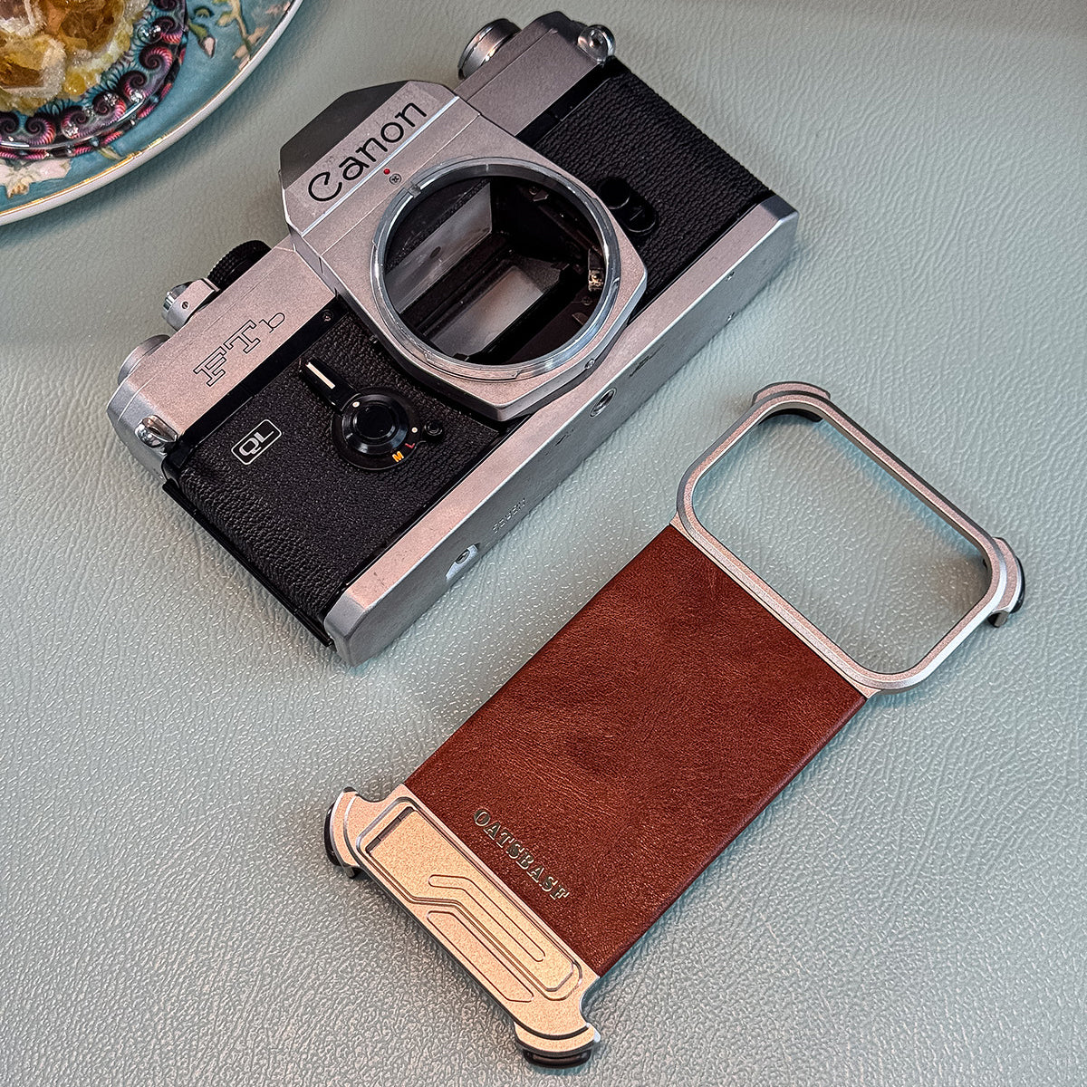 Oatsbasf Yiliupi MagSafe Hidden Stand Genuine Leather Frameless Metal Case Cover